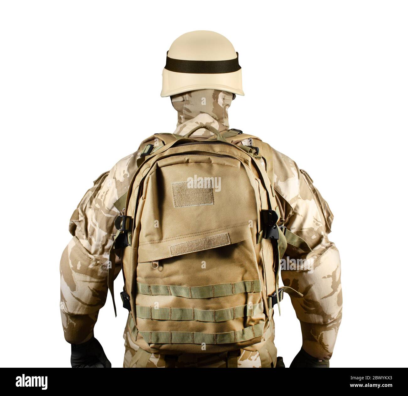 Isoliertes Foto eines voll ausgestatteten Soldaten in Uniform, Rüstung, Helm und Rucksack stehend Rückansicht. Stockfoto