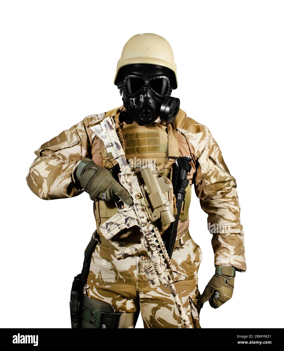 Isoliertes Foto eines voll ausgestatteten Soldaten in Uniform, Rüstung, Helm und Gasmaske stehend mit Gewehr auf weißem Hintergrund Vorderansicht. Stockfoto