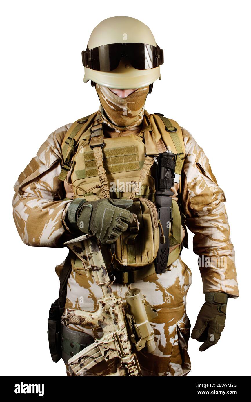 Isoliertes Foto eines voll ausgestatteten Soldaten in Uniform, Rüstung, Helm und Brille stehend und Weste halten. Stockfoto
