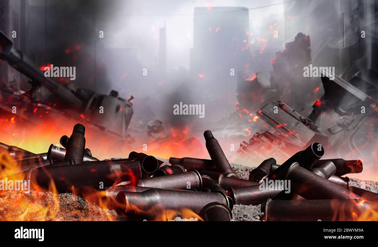 Foto einer automatischen Gewehr Geschosse auf Sand, auf nebeligen Schlachtfeld Hintergrund mit Panzern, Rauch. Feuer und Asche. Stockfoto