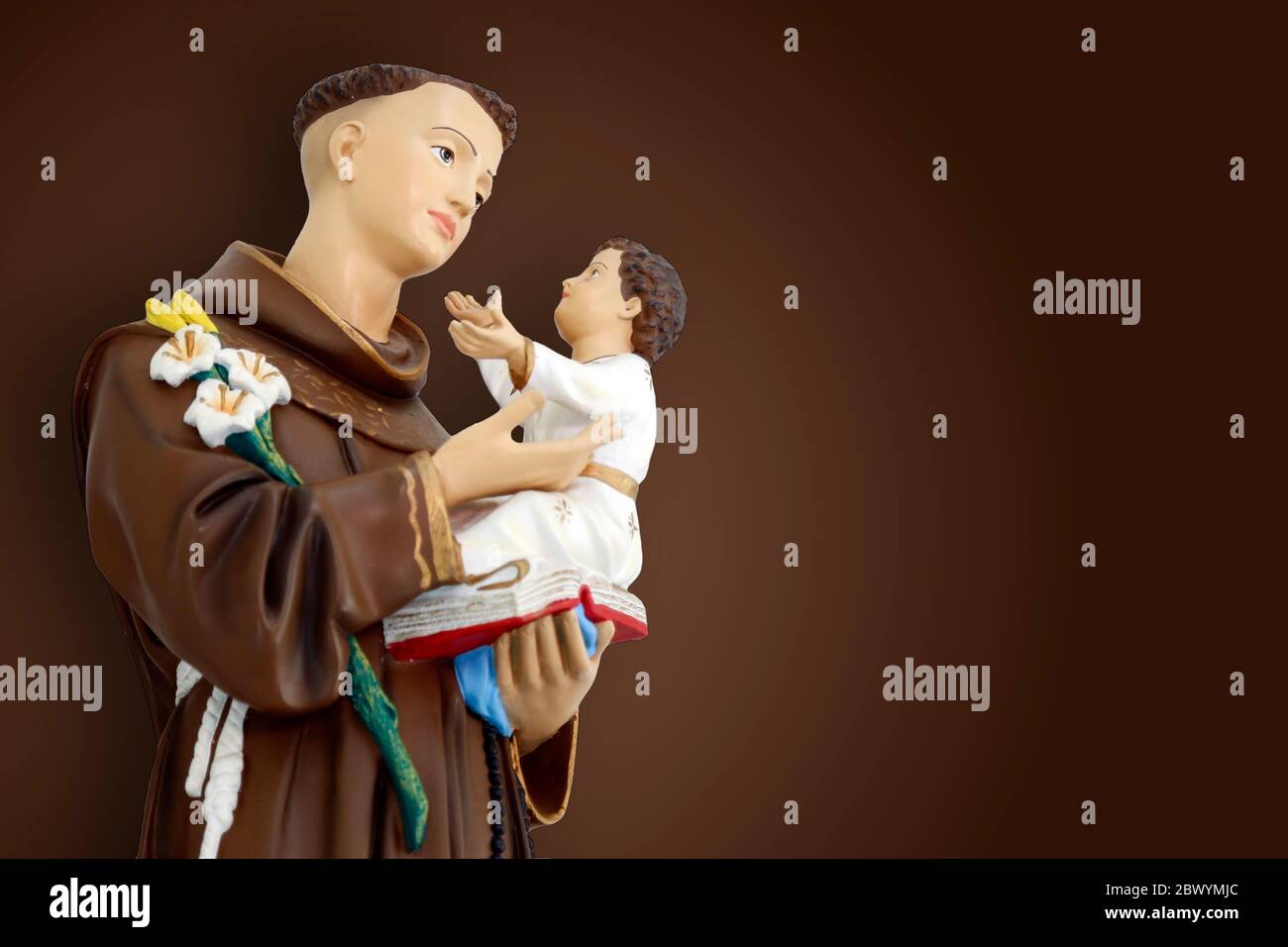 st. Antonius von lissabon oder St. Antonius von padua und Baby Jesus katholische Kirche Bild Stockfoto