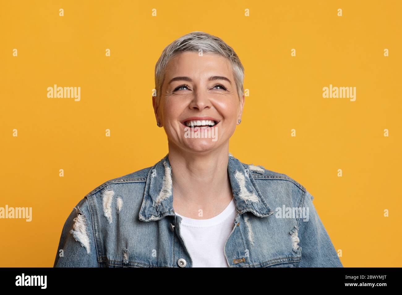 Positive Emotionen. Nahaufnahme von glücklich stilvoll reifen Frau suchen weg und lachen Stockfoto