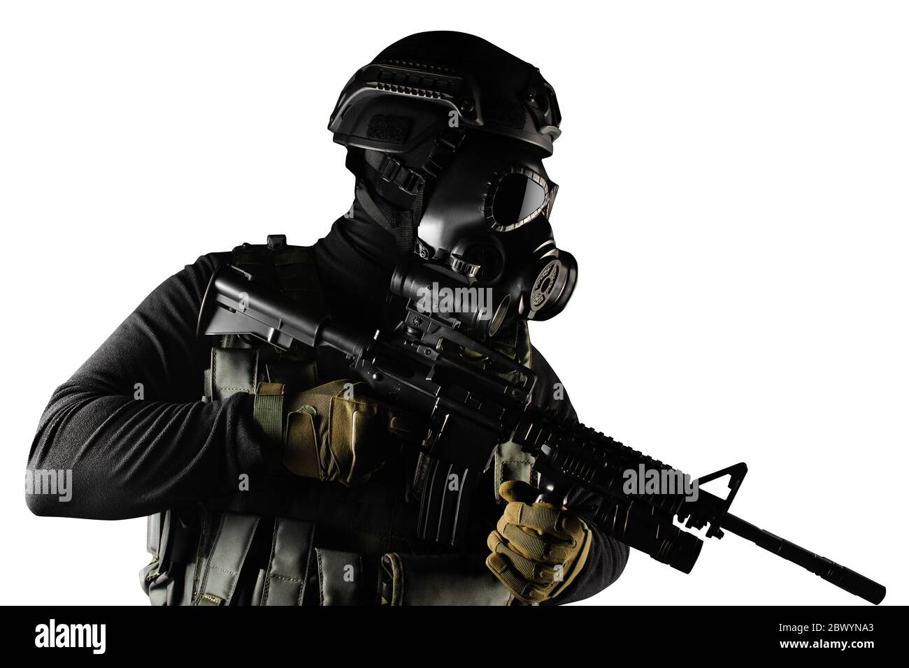 Foto eines voll ausgestatteten Soldaten in schwarzer Rüstung taktische Weste, Gasmaske, automatische Gewehr, Handschuhe und Helm stehen isoliert auf weißem Hintergrund. Stockfoto