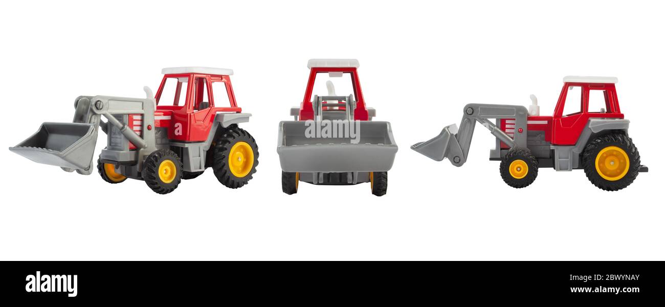 Isoliertes Foto eines roten Spielzeugtracktors, der vorne, seitlich und schräg auf weißem Hintergrund steht. Stockfoto