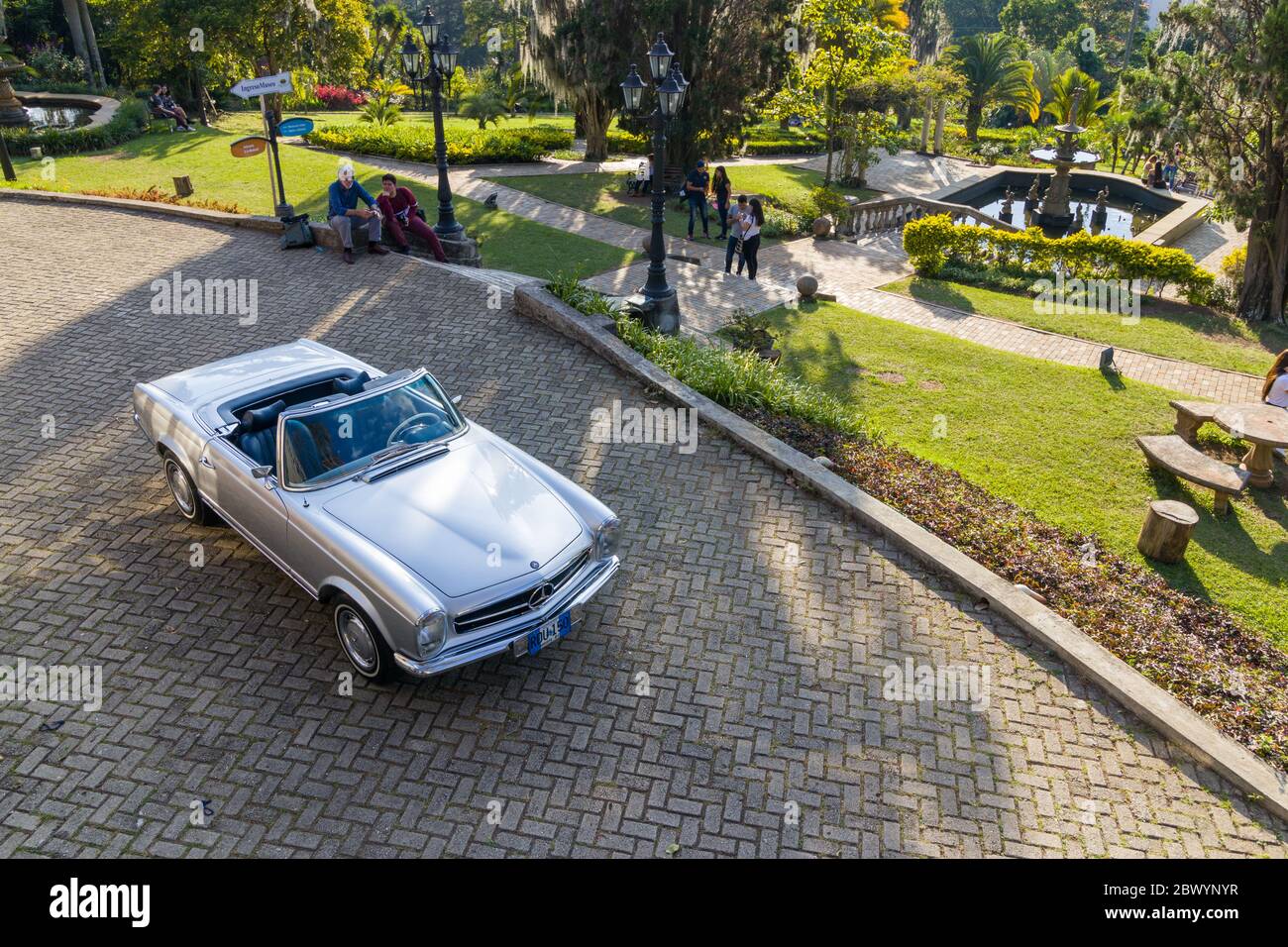 Klassisches Mercedes Cabrio Fotoshooting im Vorgarten des Schlossmuseums in Medellin, Kolumbien Stockfoto