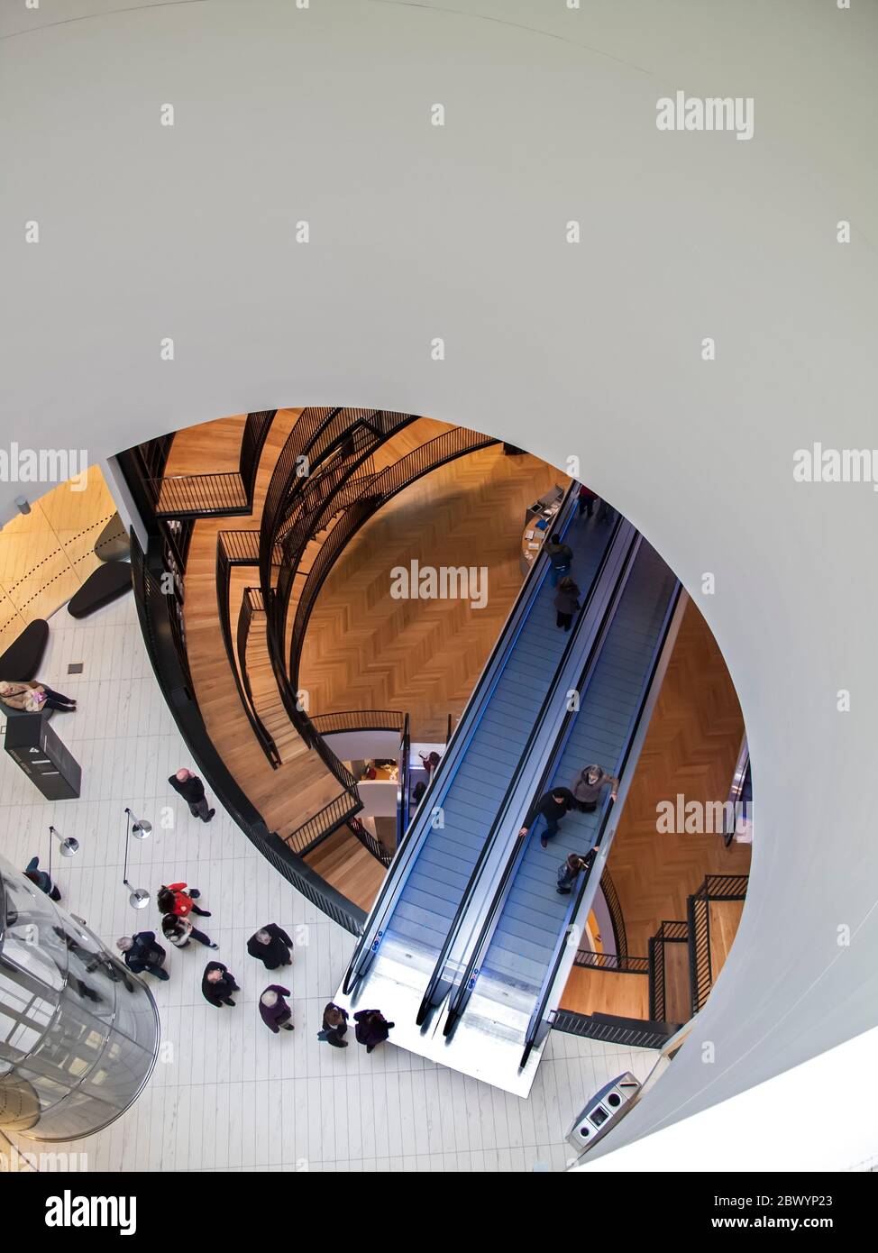 Rolltreppe in der öffentlichen Bibliothek Birmingham, Großbritannien mit Kopierraum Stockfoto
