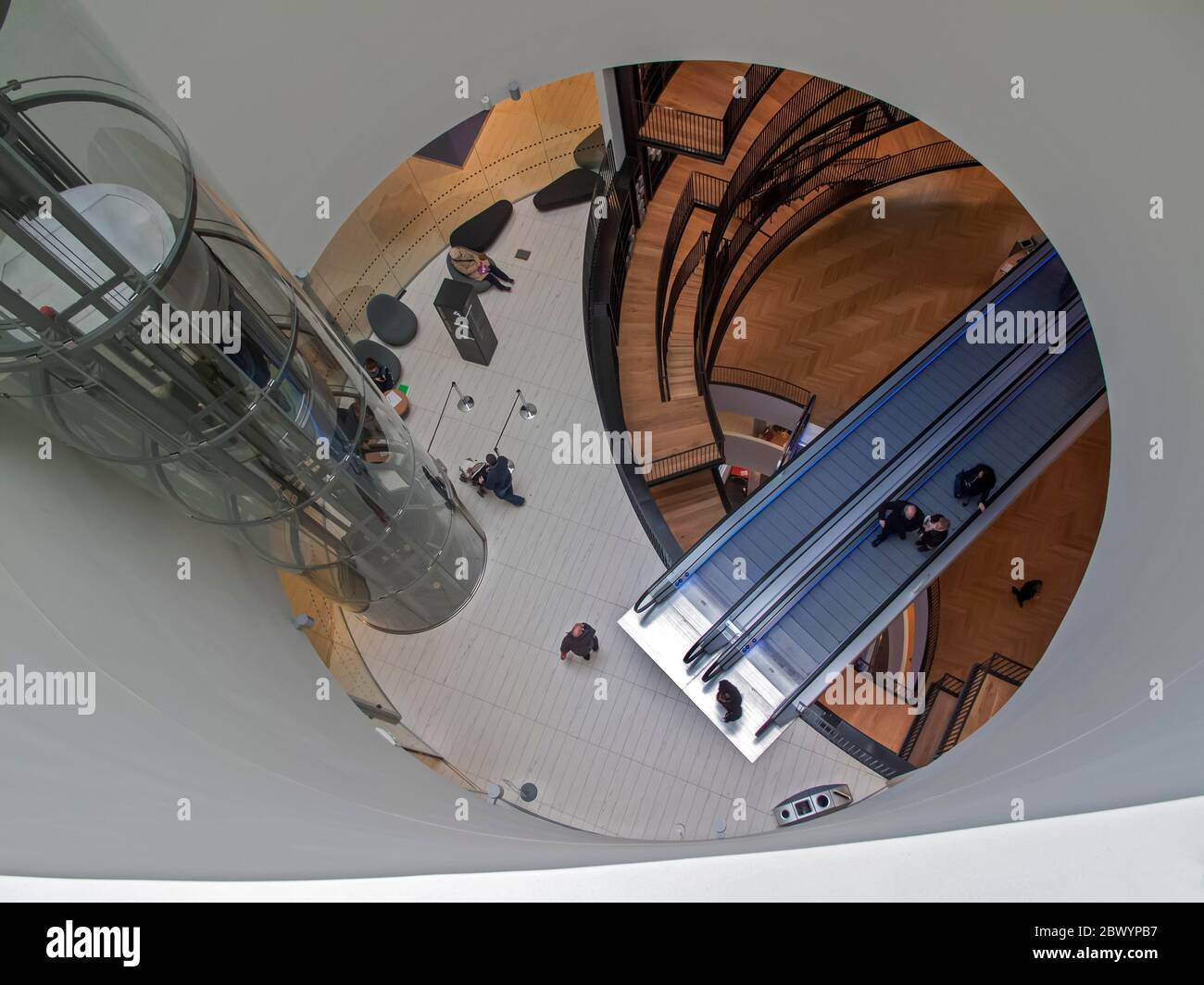 Rolltreppe und Aufzug in der öffentlichen Bibliothek Birmingham, Großbritannien Stockfoto