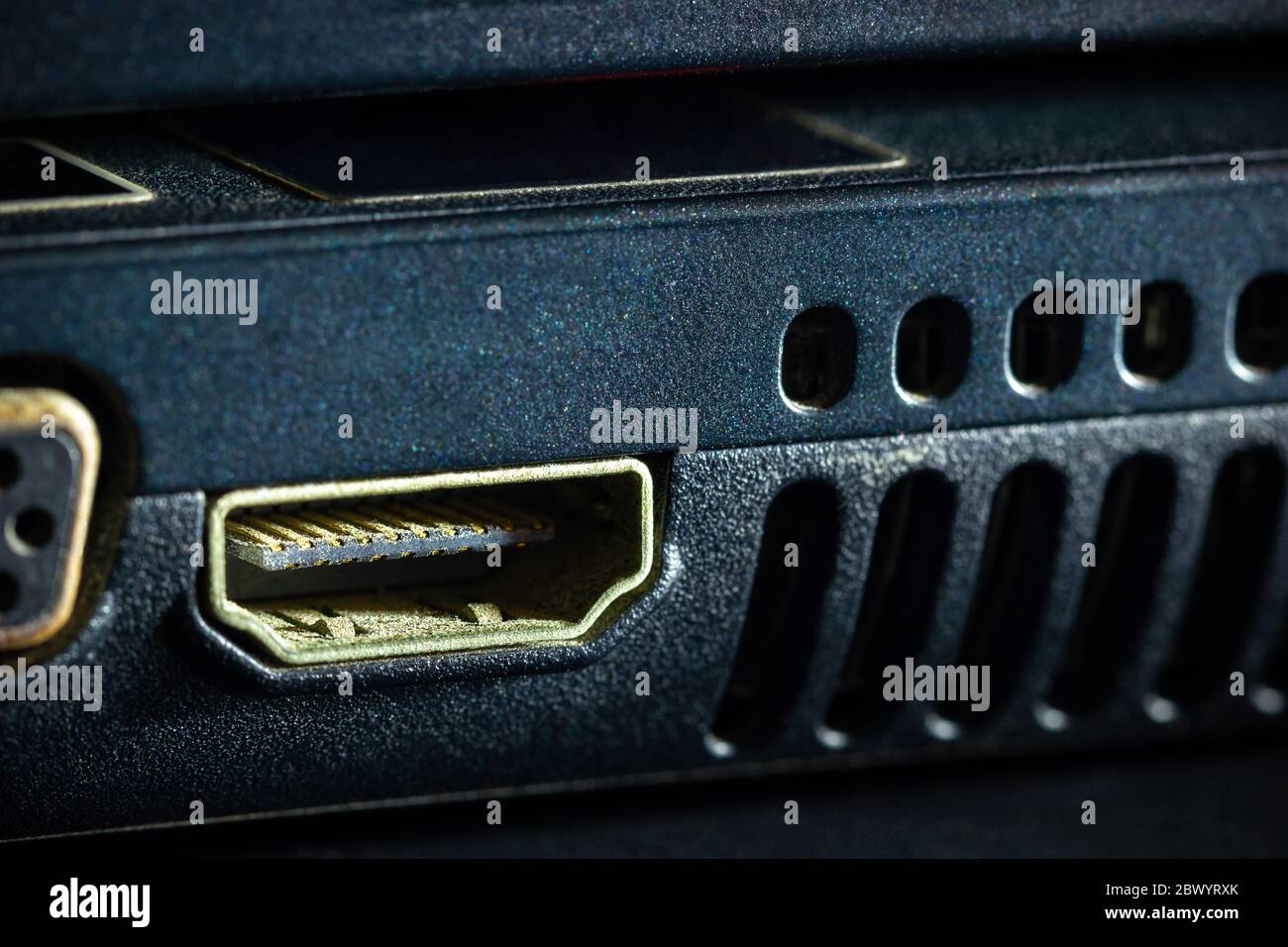 Rostiger HDMI-Anschluss des Computer-Notebooks in Dunkelheit. Dient zum Senden von Videosignalen an den Bildschirm. Stockfoto