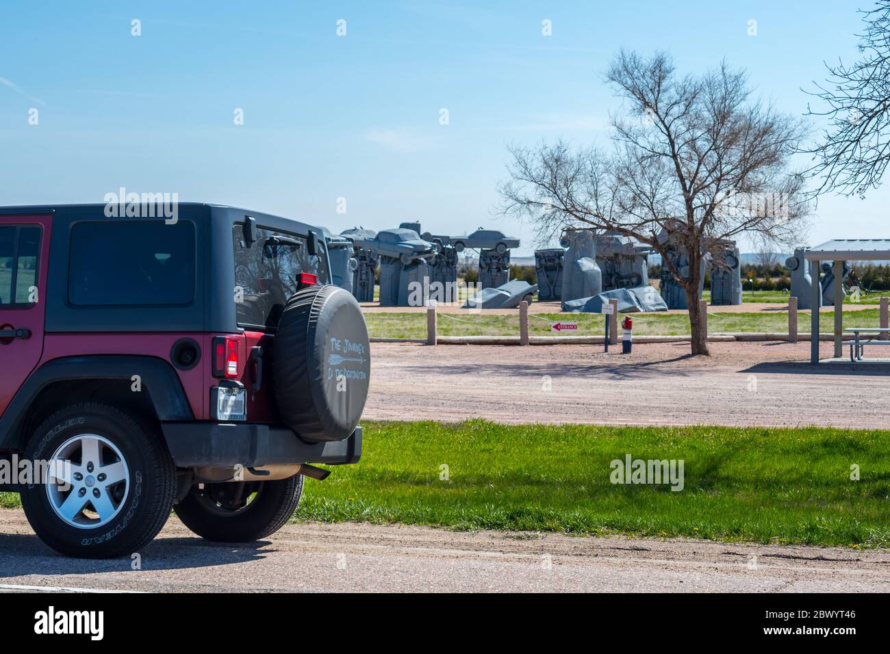 Alliance, NE, USA - 5. Mai 2019: Ein Jeep Wrangler Unlimited Sports parkt entlang der Preserve Park Stockfoto