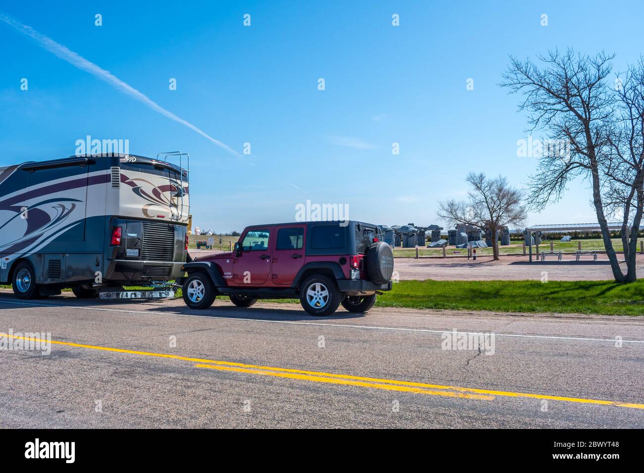 Alliance, NE, USA - 5. Mai 2019: Ein Jeep Wrangler parkt neben einem Wohnmobil im Park Stockfoto