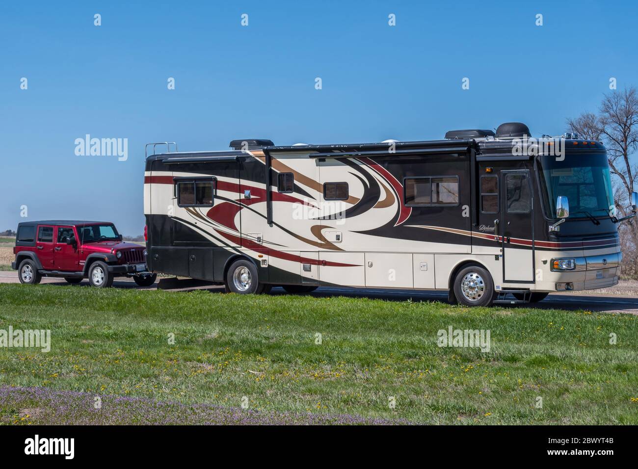 Alliance, NE, USA - 5. Mai 2019: Ein Jeep Wrangler parkt neben einem Wohnmobil im Park Stockfoto