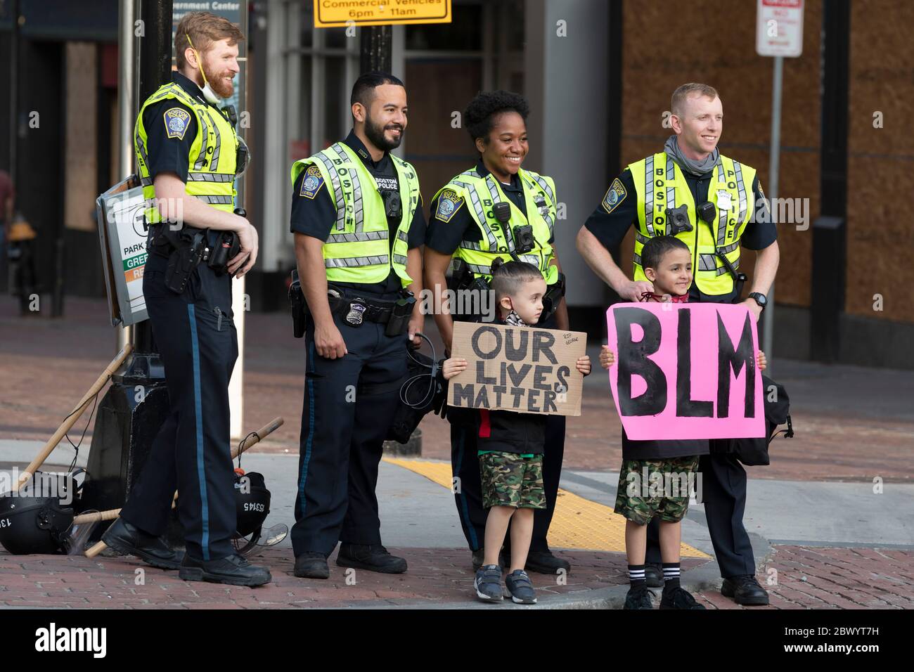 Kinder posieren mit der Polizei nach einer Kundgebung gegen Polizeibrutalität in Boston Massachusetts Stockfoto