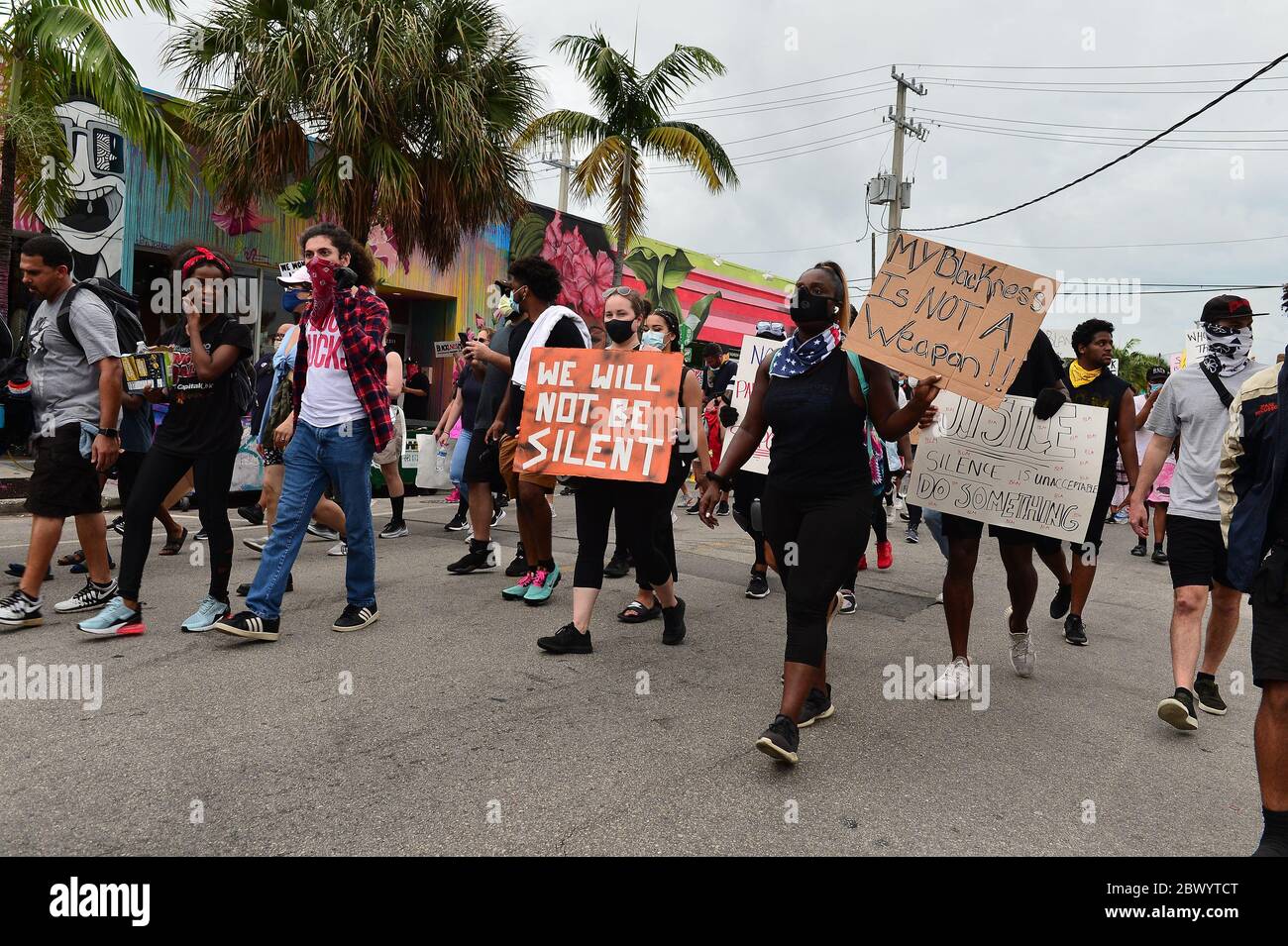 Miami, FL, USA. Juni 2020. Demonstranten werden gesehen, wie sie Zeichen halten und marschieren, während sie den Verkehr gegen Polizeibrutalität und den jüngsten Tod von George Floyd vor dem Staatsanwalt für Miami-Dade County in Florida Büro Katherine Fernandez Rundle, Wynwood District und Overtown Historic District am 02. Juni 2020 in Miami, Florida, stilllegen. Proteste werden weiterhin in allen 50 Staaten und Städten im ganzen Land über den Tod von George Floyd, der während der Polizeigewahrsam in Minneapolis am 25. Mai getötet wurde, gehalten. Kredit: Mpi10/Media Punch/Alamy Live News Stockfoto