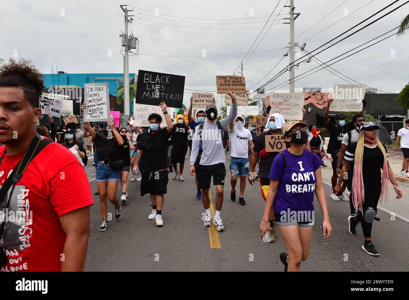 Miami, FL, USA. Juni 2020. Demonstranten werden gesehen, wie sie Zeichen halten und marschieren, während sie den Verkehr gegen Polizeibrutalität und den jüngsten Tod von George Floyd vor dem Staatsanwalt für Miami-Dade County in Florida Büro Katherine Fernandez Rundle, Wynwood District und Overtown Historic District am 02. Juni 2020 in Miami, Florida, stilllegen. Proteste werden weiterhin in allen 50 Staaten und Städten im ganzen Land über den Tod von George Floyd, der während der Polizeigewahrsam in Minneapolis am 25. Mai getötet wurde, gehalten. Kredit: Mpi10/Media Punch/Alamy Live News Stockfoto