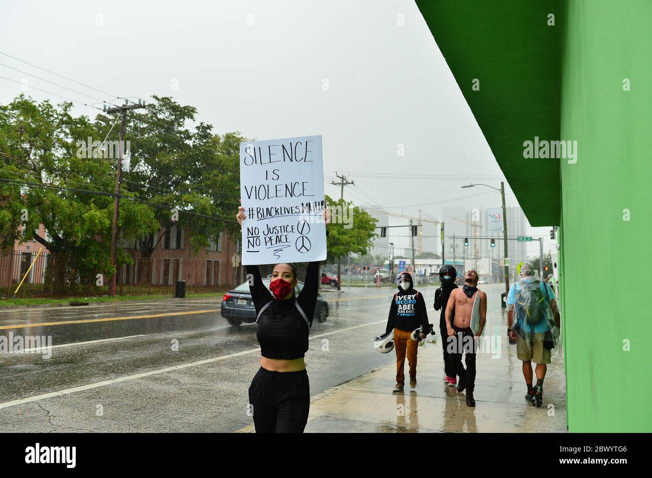 Miami, FL, USA. Juni 2020. Demonstranten werden gesehen, wie sie Zeichen halten und marschieren, während sie den Verkehr gegen Polizeibrutalität und den jüngsten Tod von George Floyd vor dem Staatsanwalt für Miami-Dade County in Florida Büro Katherine Fernandez Rundle, Wynwood District und Overtown Historic District am 02. Juni 2020 in Miami, Florida, stilllegen. Proteste werden weiterhin in allen 50 Staaten und Städten im ganzen Land über den Tod von George Floyd, der während der Polizeigewahrsam in Minneapolis am 25. Mai getötet wurde, gehalten. Kredit: Mpi10/Media Punch/Alamy Live News Stockfoto