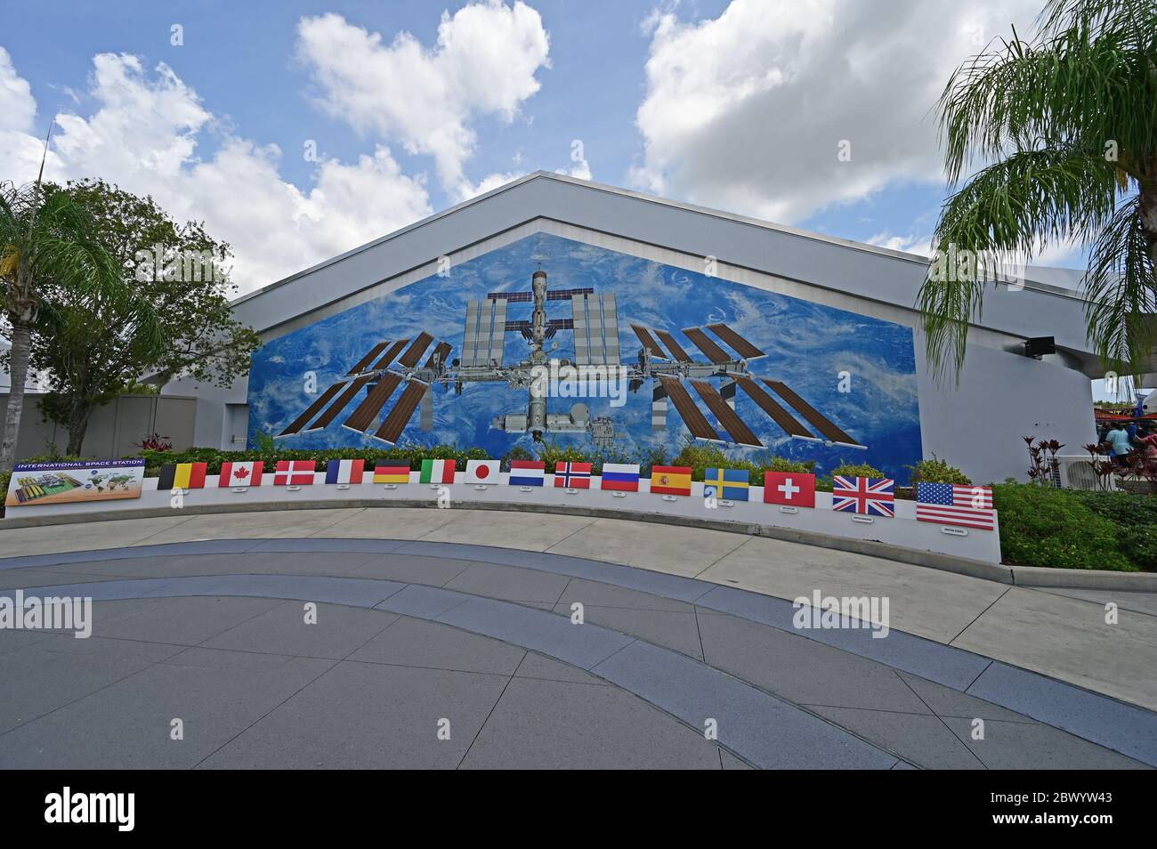 Kennedy Space Center, Merritt Island, Florida - 30. Mai 2020 - Wandbild der Internationalen Raumstation schmückt die Seite des Gebäudes im Besucherzentrum. Stockfoto