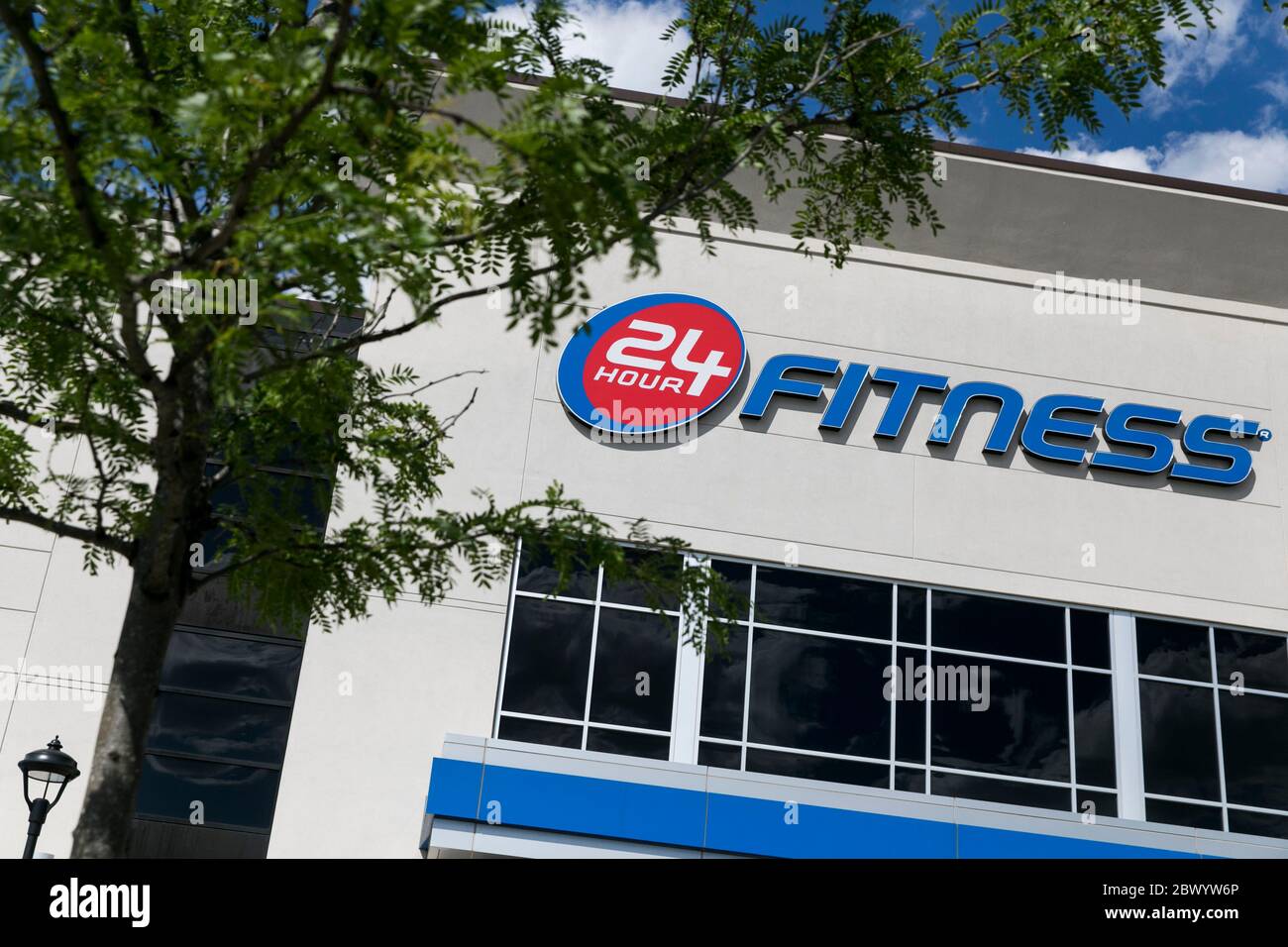 Ein Logo-Schild vor einem 24-Stunden-Fitness-Standort in Lanham, Maryland am 30. Mai 2020. Stockfoto