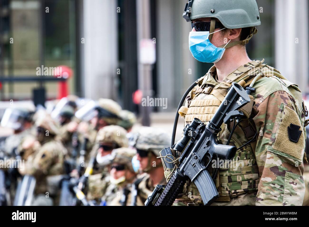 Philadelphia, PA / USA. Nationalgarden und Polizei halten starke Präsenz in der Innenstadt von Philadelphia. Juni 03 2020. Quelle: Christopher Evens / Alamy Live News Stockfoto