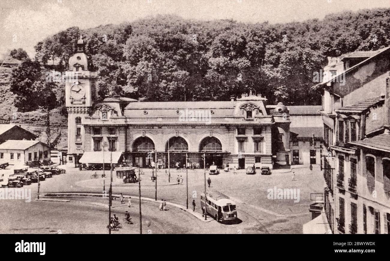 Alte Postkarte von Bayonne, Frankreich - der Bahnhof aus den 1950er Jahren Stockfoto