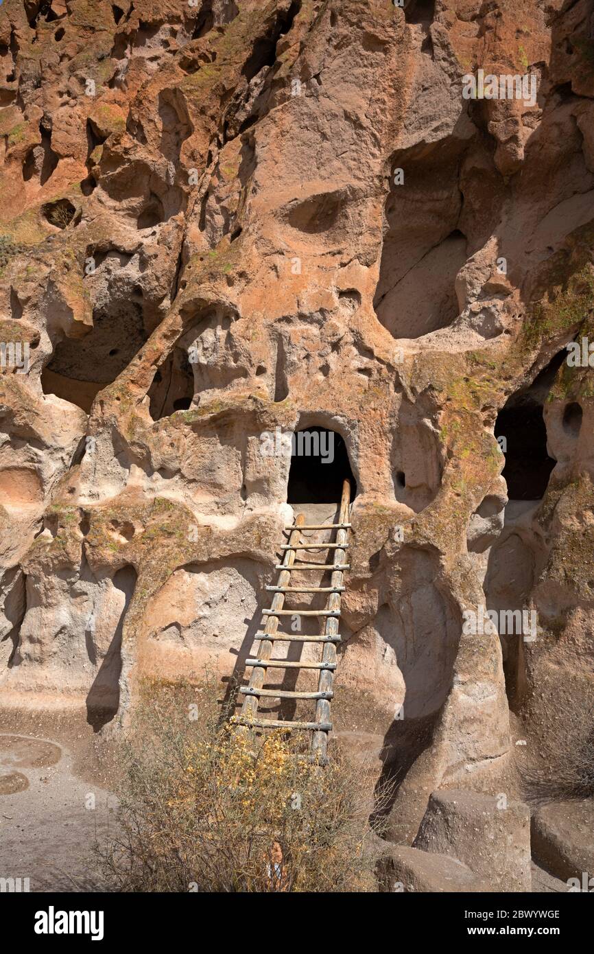 NM00480-00...NEW MEXICO - Rustikale Leiter für Parkbesucher, die an einem sonnigen/verschneiten Tag in eine Klippenwohnung am Bandelier National Monument blicken möchten. Stockfoto