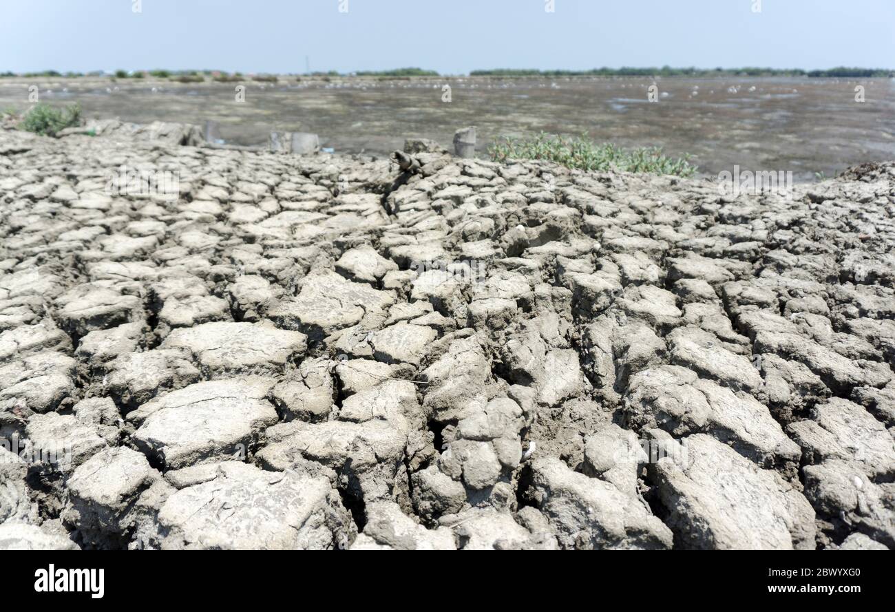 Rissboden beeinflusst kein Wasser im Süden von Bangkok während der heißen Saison, Thailand Stockfoto