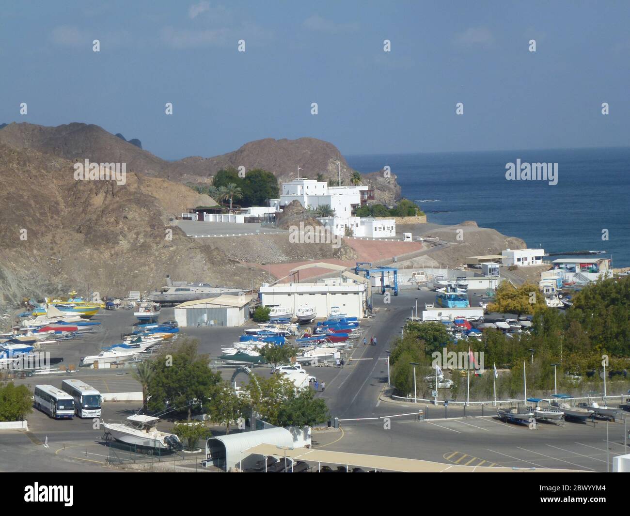 Muscat, Omans Hafenhauptstadt, liegt am Golf von Oman, umgeben von Bergen und Wüste. Oman, offiziell das Sultanat Oman, ist ein Land an der südöstlichen Küste der Arabischen Halbinsel in Westasien. Die Geschichte reicht bis in die Antike zurück und verbindet Hochhäuser und gehobene Einkaufszentren mit Wahrzeichen auf den Klippen wie den portugiesischen Festungen aus dem 16. Jahrhundert, Al Jalali und Mirani, die sich über dem Hafen von Muscat befinden. Stockfoto