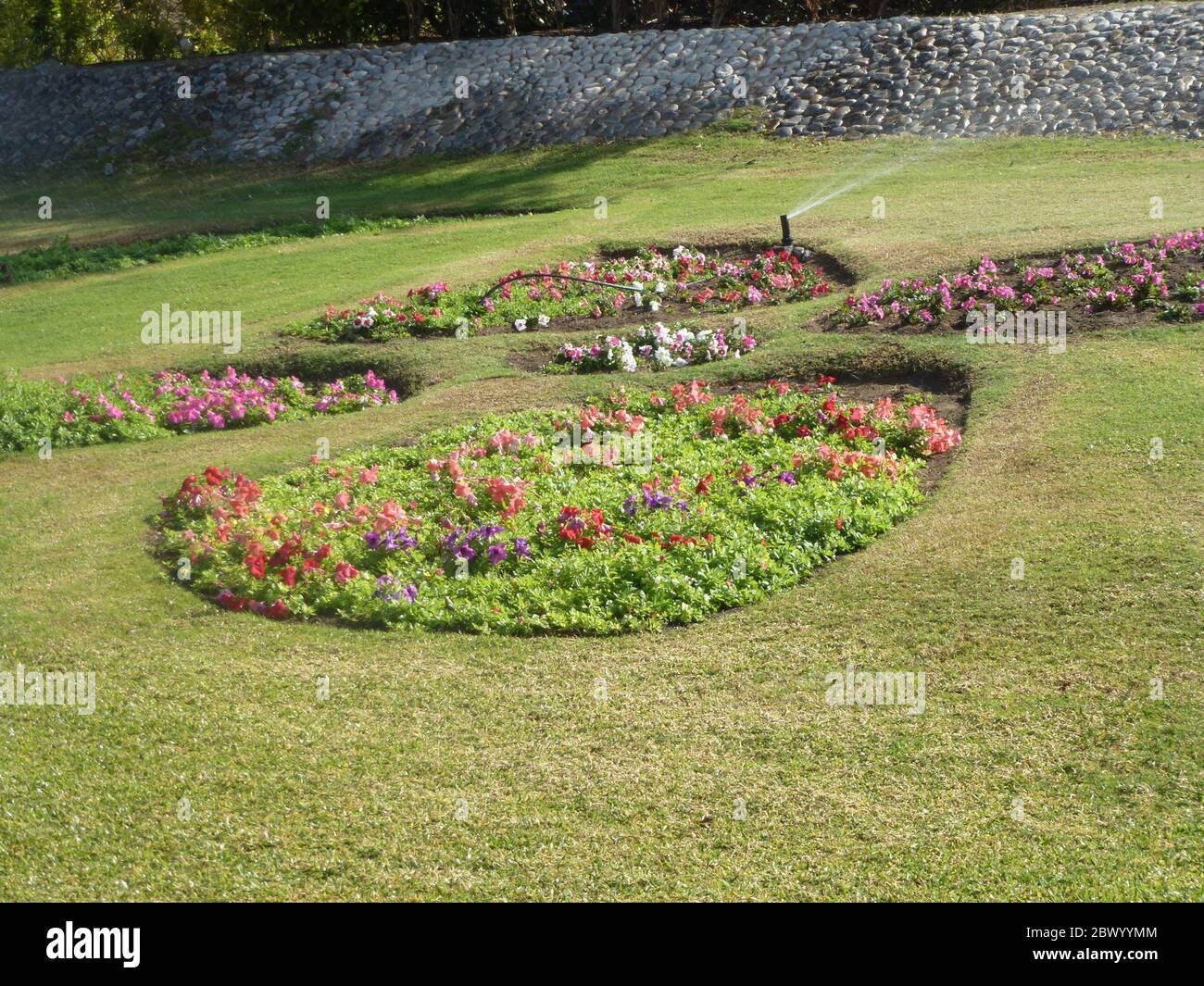 Muscat, Omans Hafenhauptstadt, liegt am Golf von Oman, umgeben von Bergen und Wüste. Oman, offiziell das Sultanat Oman, ist ein Land an der südöstlichen Küste der Arabischen Halbinsel in Westasien. Stockfoto