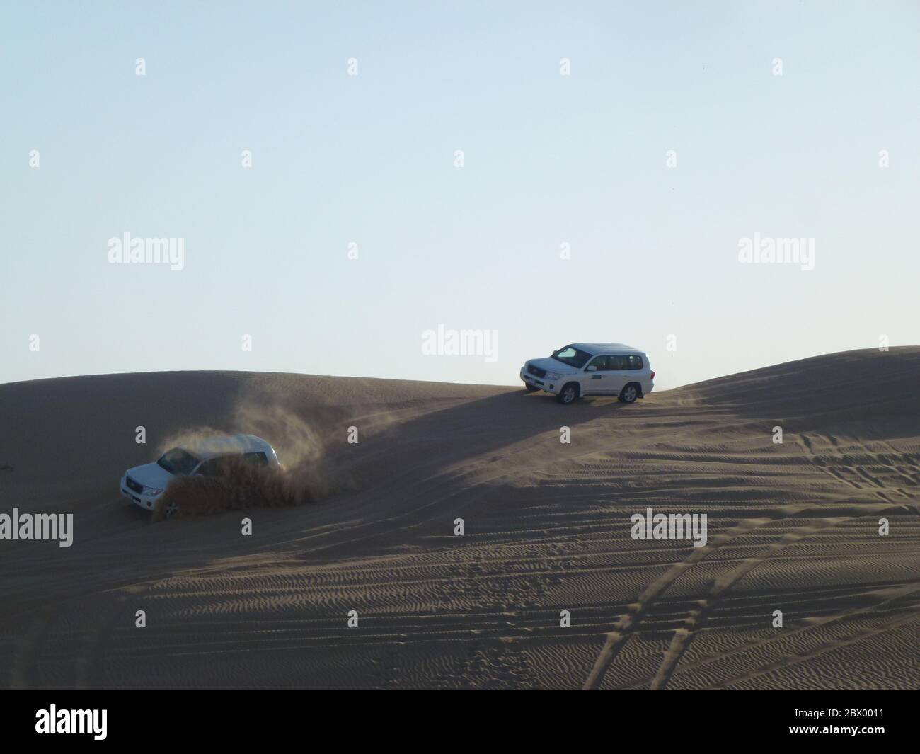 Die Wüstensafari bietet etwa 20 Minuten aufregendes Dünenbasching zusammen mit elektrisierender Campfahrt, wo Sie Quad-Biking, Kamelritt und Sandski genießen können. Emirati Dinner in einem Camp im Beduinenstil. Inklusive Lagerfeuer und Bauchtanz. Stockfoto