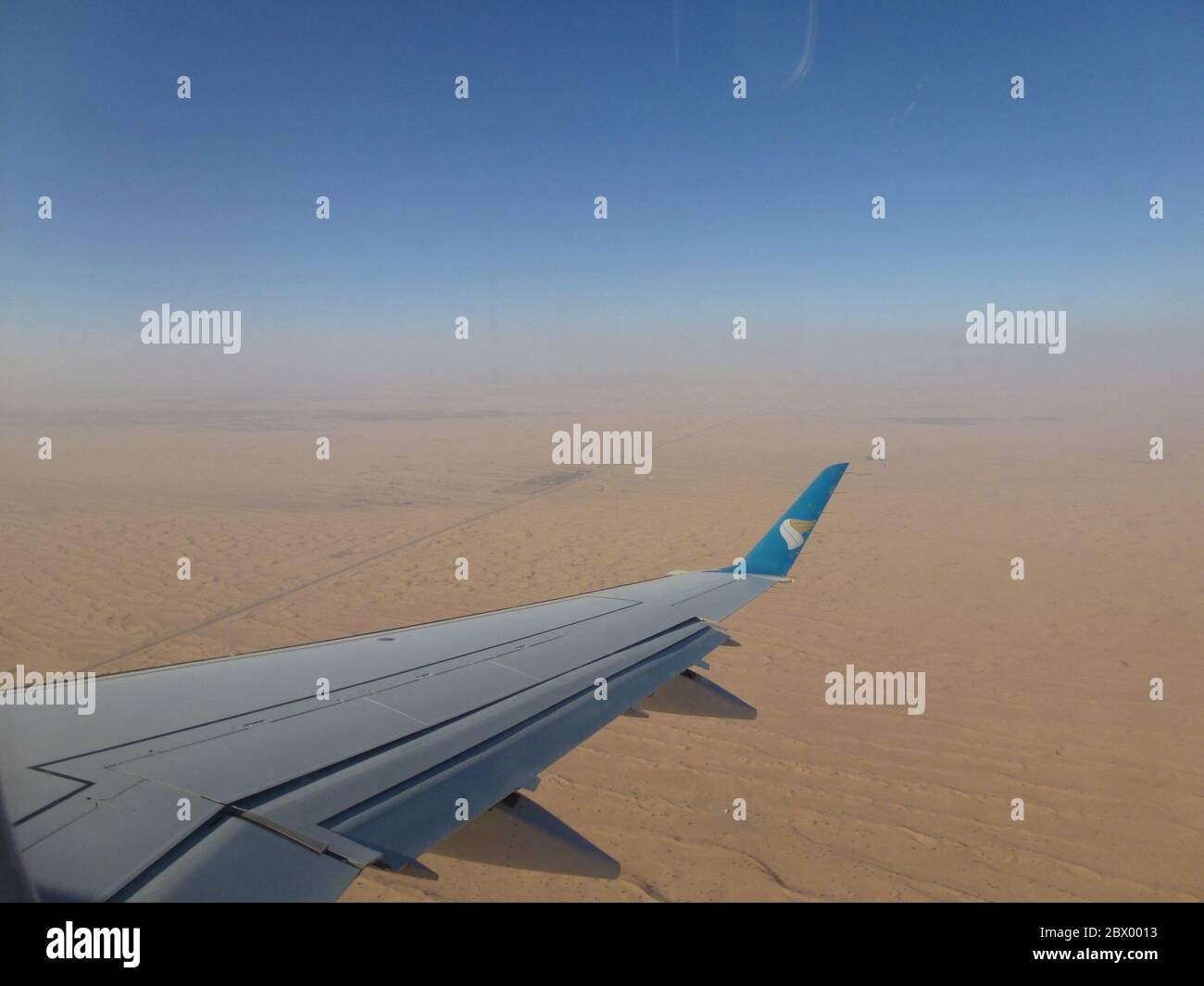 Eine schöne Aussicht von oben. Fliegen über Oman und Richtung Dubai. Stockfoto