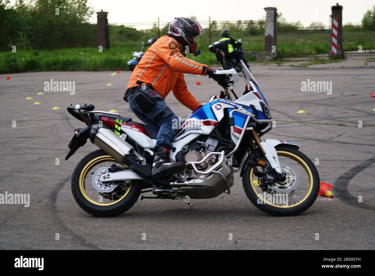25-05-2020 Riga, Lettland. Motorradfahrer fährt auf Straße, Seitenansicht, Nahaufnahme. Stockfoto