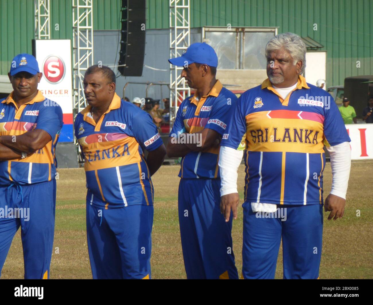 Ehemalige Sri Lanka Cricket World Cup Gewinner aus 1996. In einem freundlichen Spiel, um Mittel für weniger glückliche Kricketspieler zu sammeln. Von links: Sanath Jayasuriya, Aravinda De Silva, Upul Chandana und Captain Arjuna Ranatunga. Stockfoto