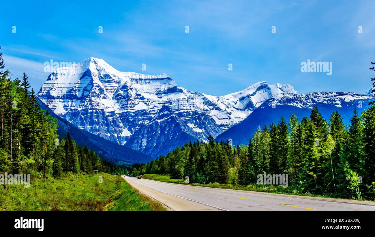 Highway 16 führt in Richtung des schneebedeckten Berges Mount Robson, dem höchsten Gipfel der kanadischen Rockies in Mt. Robson Provincial Park Stockfoto