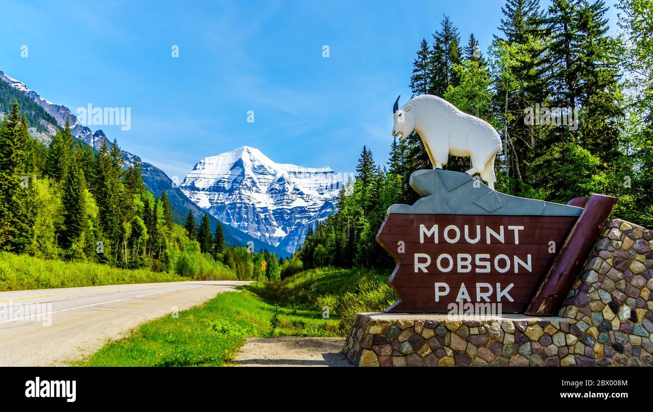 Das Eingangsschild zum Mt. Robson Provincial Park, British Columbia, Kanada. Mount Robson in der Ferne ist der höchste Gipfel in den kanadischen Rockies Stockfoto