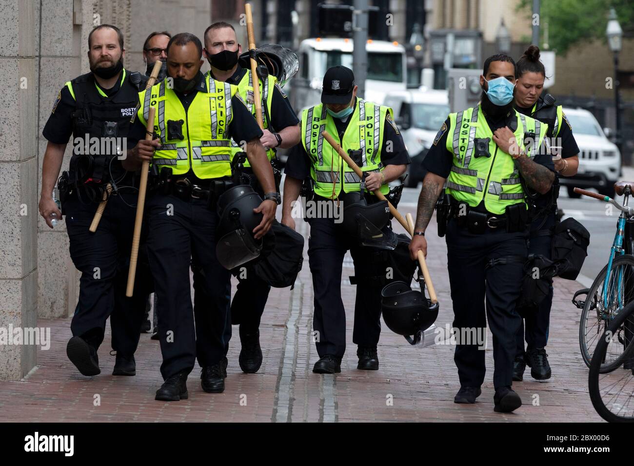 Die Polizei geht vor einem Protest gegen die Polizeibrutalität nach dem Tod von George Floyd, Boston Massachusetts USA, in Positionen Stockfoto