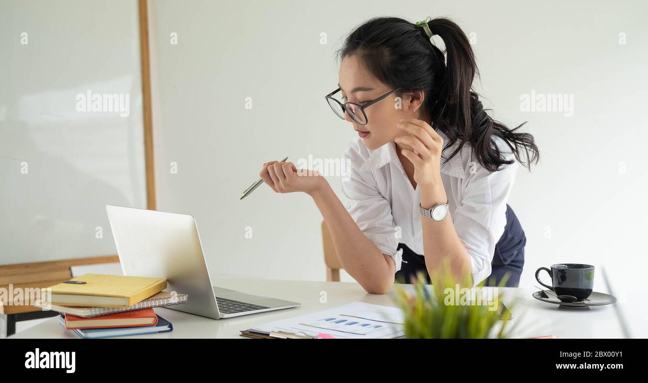 Porträt der attraktiven asiatischen jungen Unternehmer Frau in modernen Büro Stockfoto