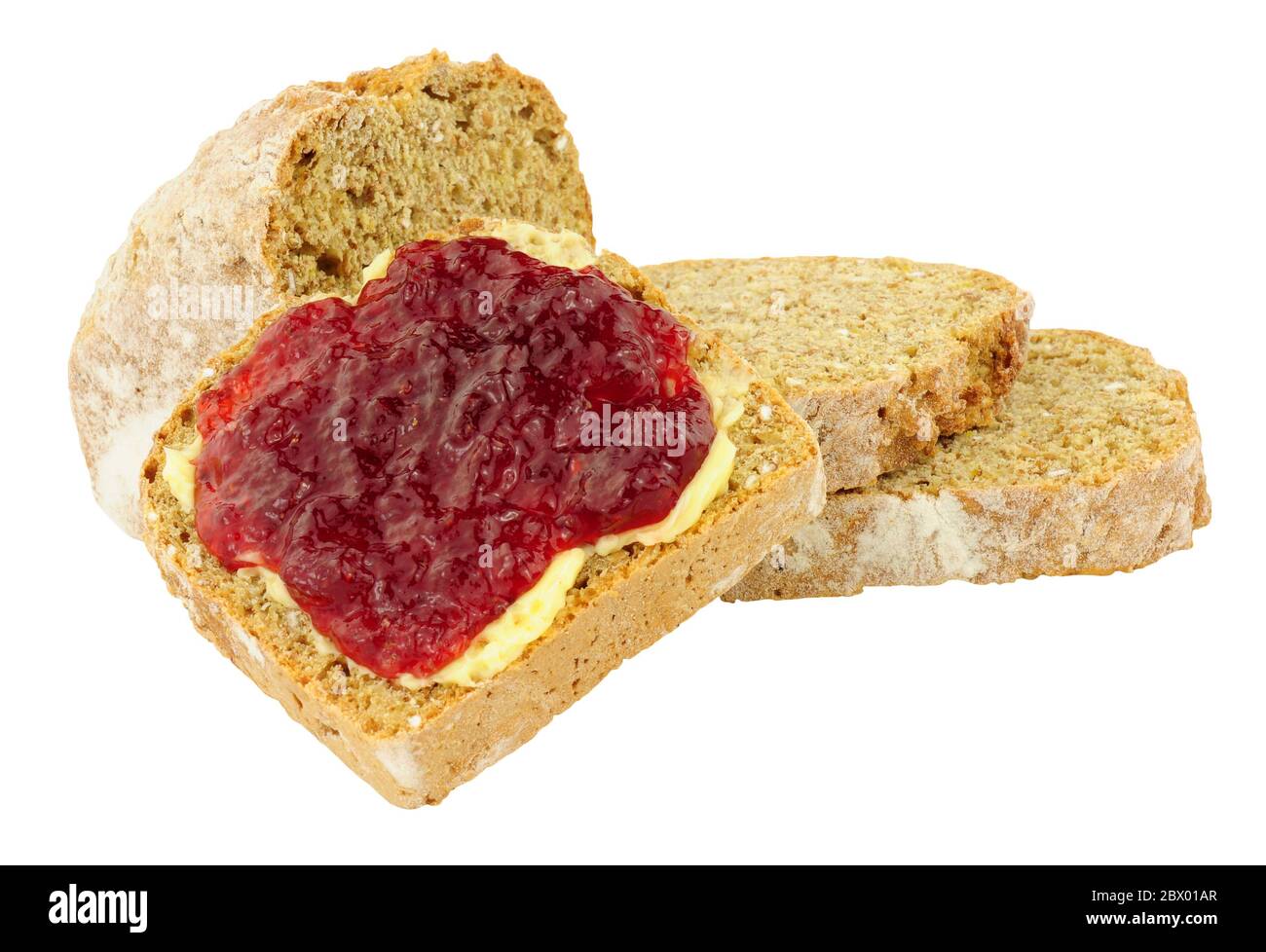 Gebuttertes knuspriges Brot mit Erdbeermarmelade auf weißem Hintergrund isoliert Stockfoto