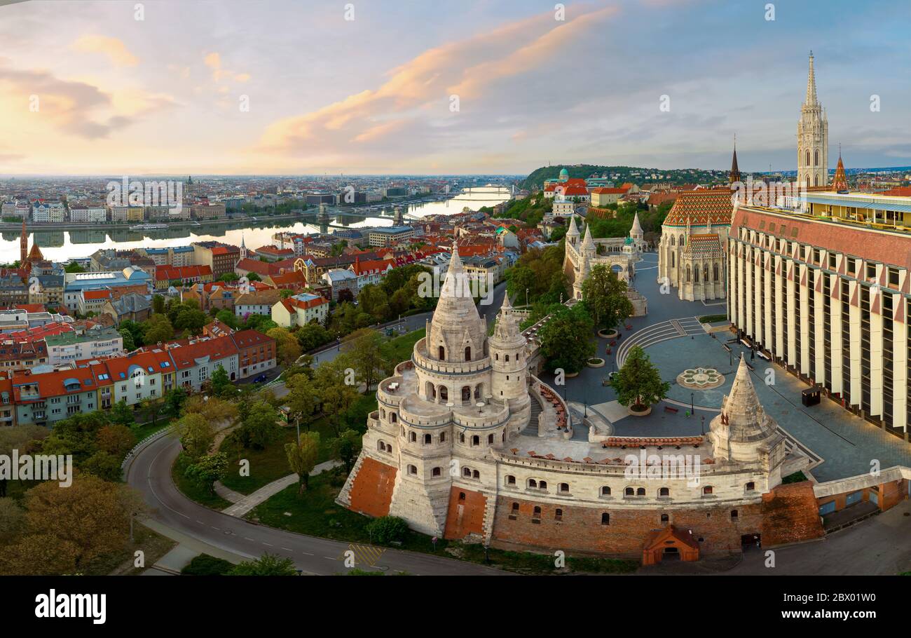 Fantastische Luftaufnahme über die Fihermans Bastion in Budapest Königliches Schloss. Ungarn. Berühmte Touristenattraktion an diesem Ort. Stockfoto