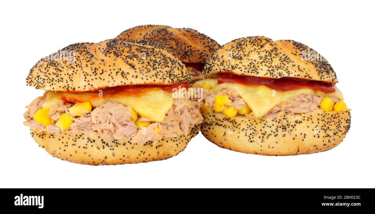 Thunfisch und Süßkornkäse schmelzen Sandwiches in Mohnsamen bedeckt Wiener Brötchen isoliert auf einem weißen Hintergrund Stockfoto