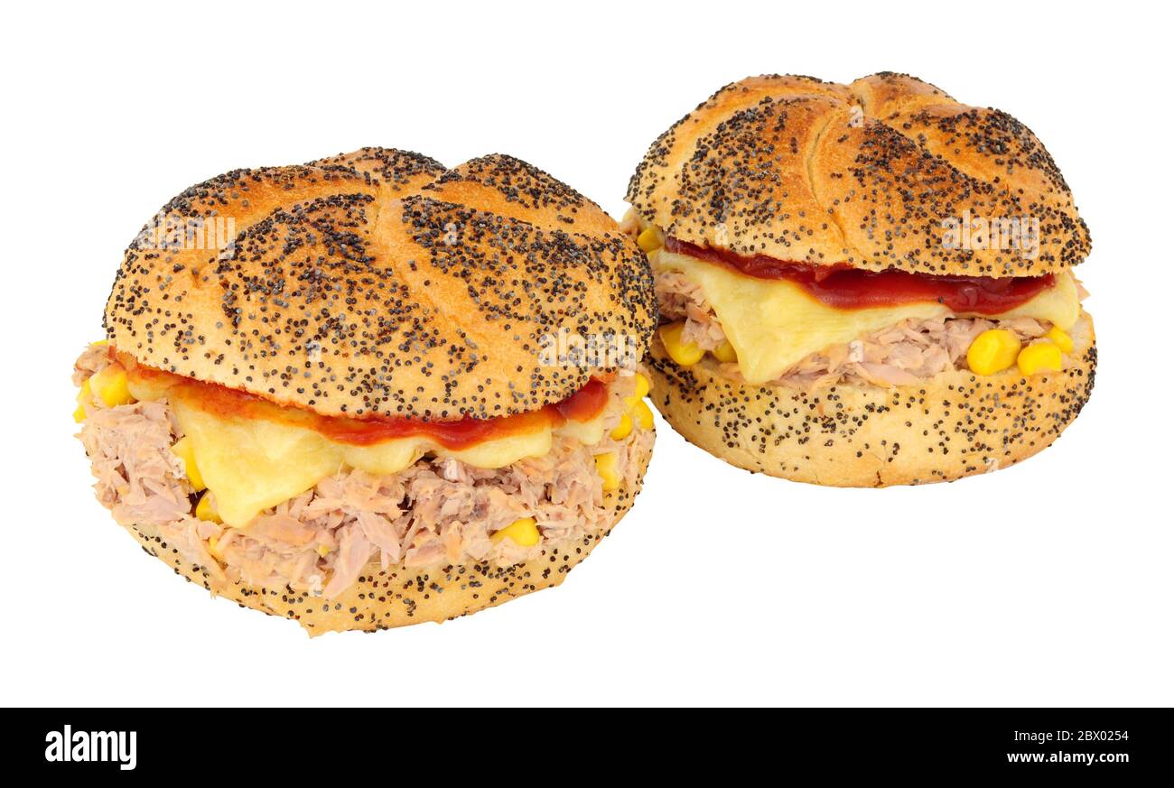Thunfisch und Süßkornkäse schmelzen Sandwiches in Mohnsamen bedeckt Wiener Brötchen isoliert auf einem weißen Hintergrund Stockfoto
