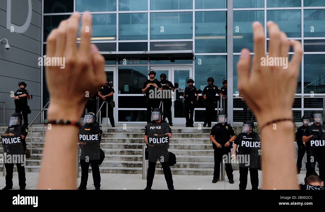 3. Juni 2020 - Orlando, Florida, USA - EIN Protestler hebt seine Hände, während er während einer Demonstration gegen Polizeibrutalität und die Ermordung von George Floyd vor dem Polizeihauptquartier von Orlando am 3. Juni 2020 in Orlando, Florida, Slogans auf Polizisten singt. Proteste weiterhin im ganzen Land über den Tod von George Floyd, der am 25. Mai getötet wurde, während er in Minneapolis verhaftet. (Paul Hennessy/Alamy Live News) Stockfoto