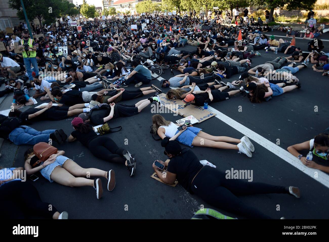 San Mateo, Kalifornien, USA. Juni 2020. San Mateo, Kalifornien, USA - eine ethnisch vielfältige Gruppe von Protestierenden versammelten sich im Rathaus von San MateoÃs und marschierten zur San Mateo Polizeistation, um am Mittwochabend Gerechtigkeit für George Floyd zu fordern. Quelle: Neal Waters/ZUMA Wire/Alamy Live News Stockfoto