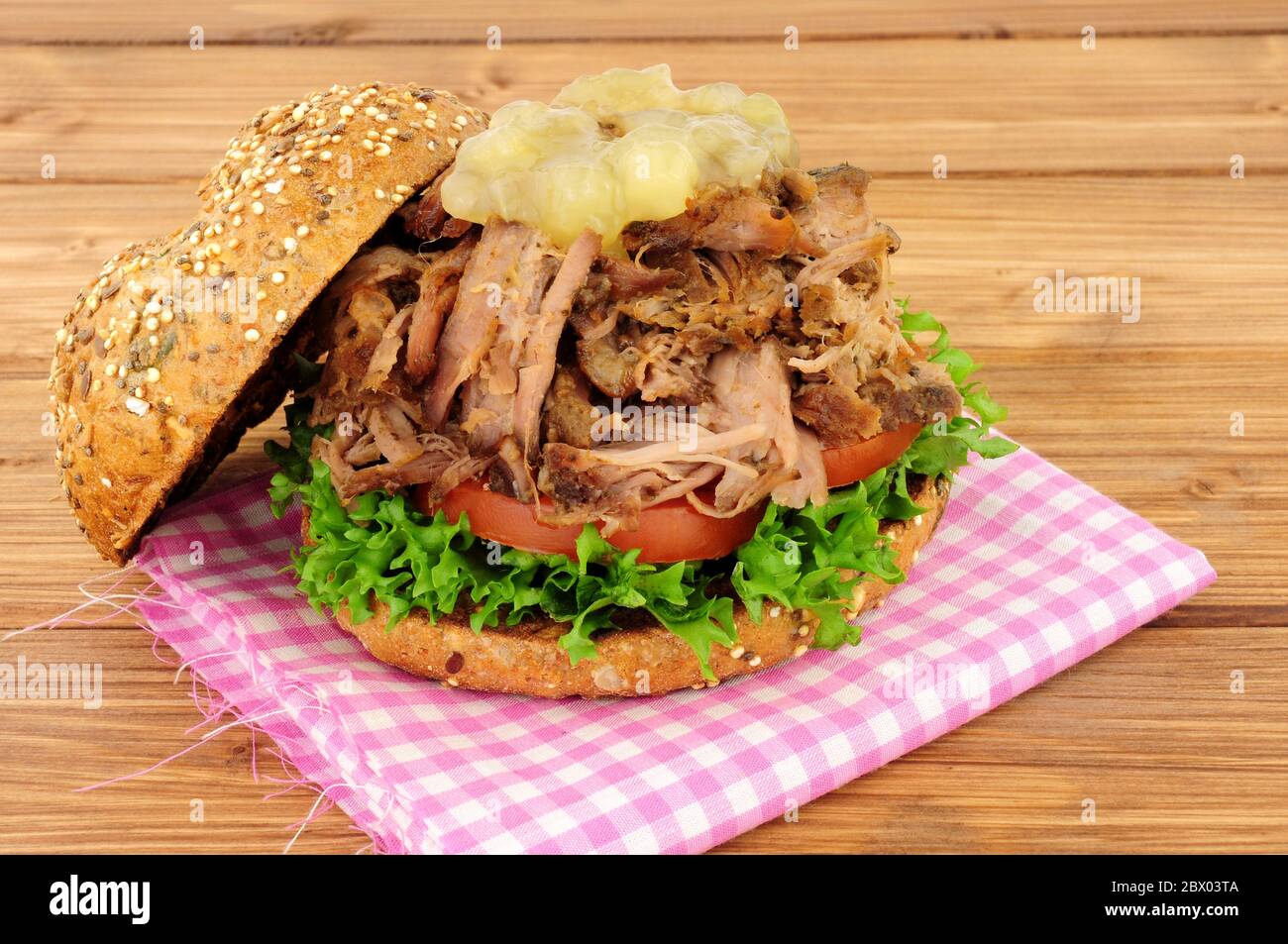 Hag braten Sie Fleisch-Sandwich mit apfelsoße und Salat in einer mit ...