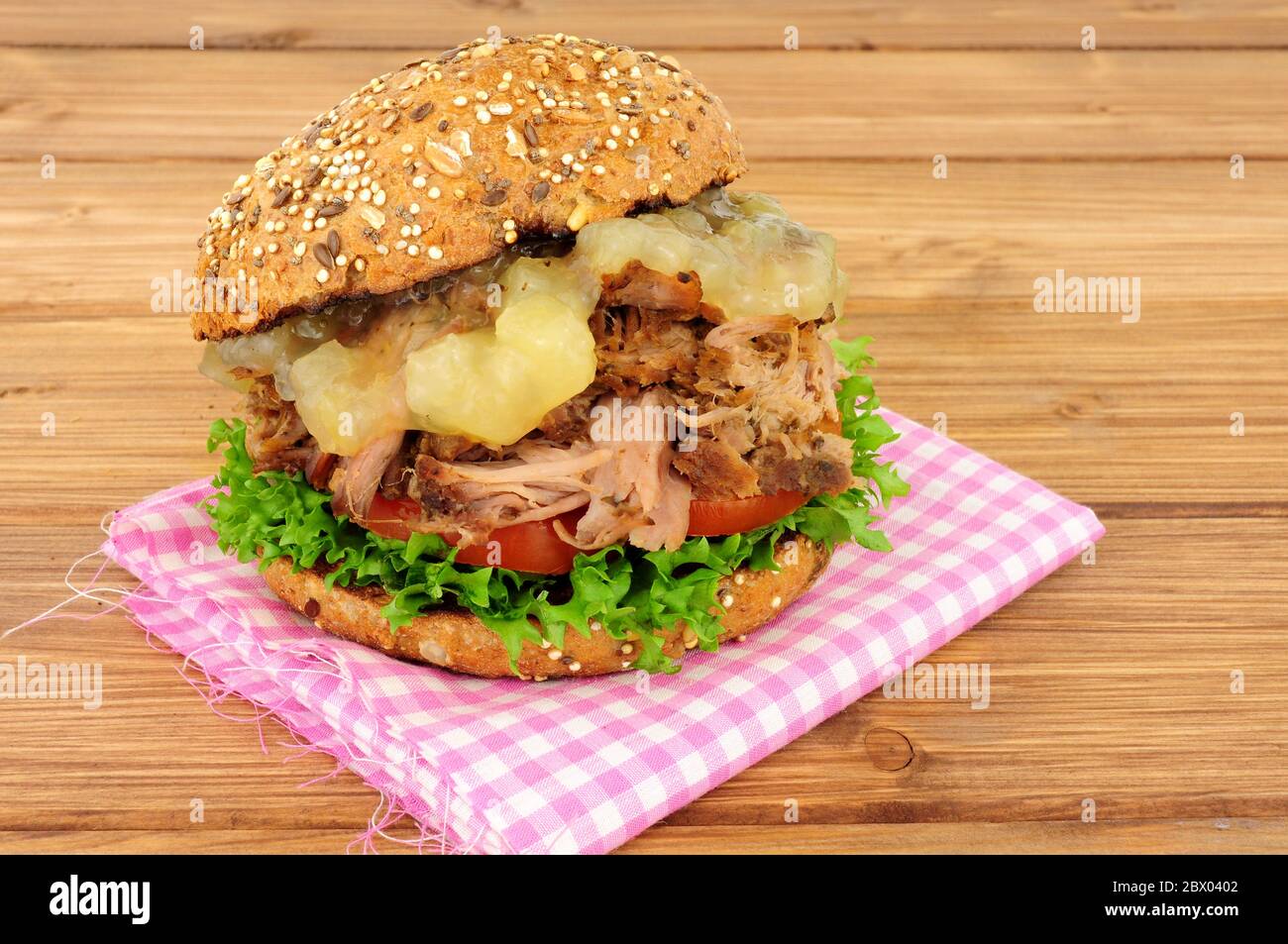 Hag braten Sie Fleisch-Sandwich mit apfelsoße und Salat in einer mit ...