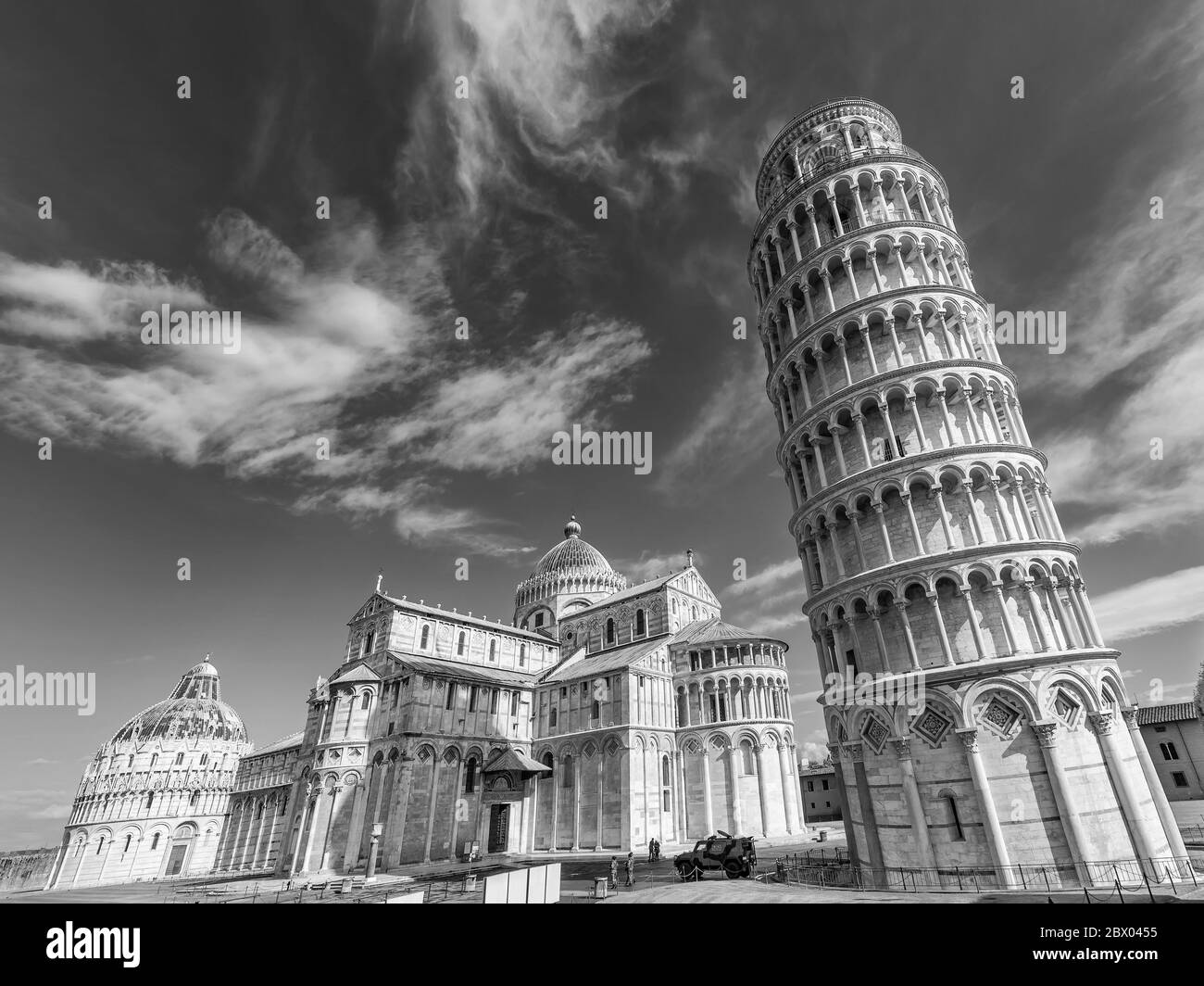 Schwarz-Weiß-Blick auf die berühmte Piazza dei Miracoli und den schiefen Turm, im historischen Zentrum von Pisa, Italien Stockfoto