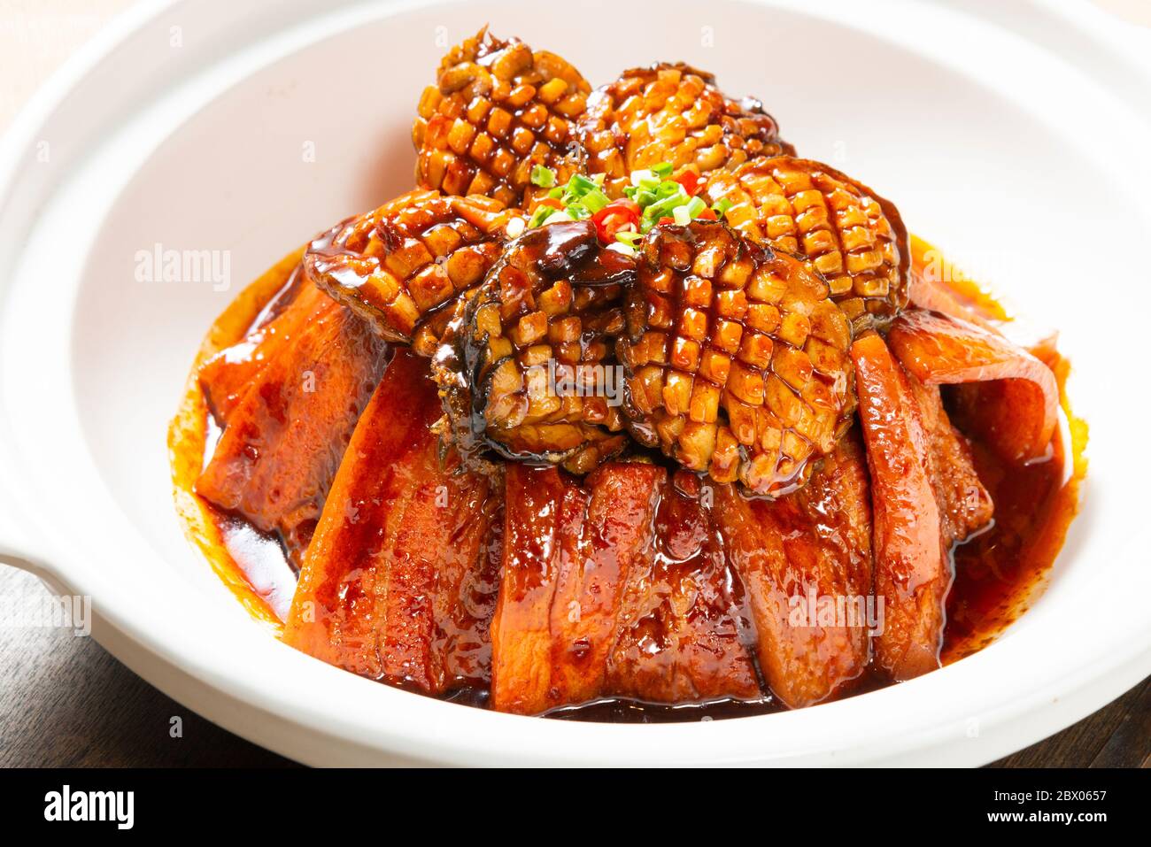 Rot gekochtes Schweinefleisch mit Abalone, chinesisches Essen Stockfoto