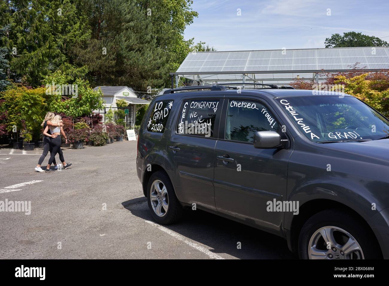 Ein Auto, das für die Abschlussparade der Highschool geschmückt ist, wird am 2. Juni 2020 in Lake Oswego, Oregon, während der Coronavirus-Pandemie gesehen. Stockfoto