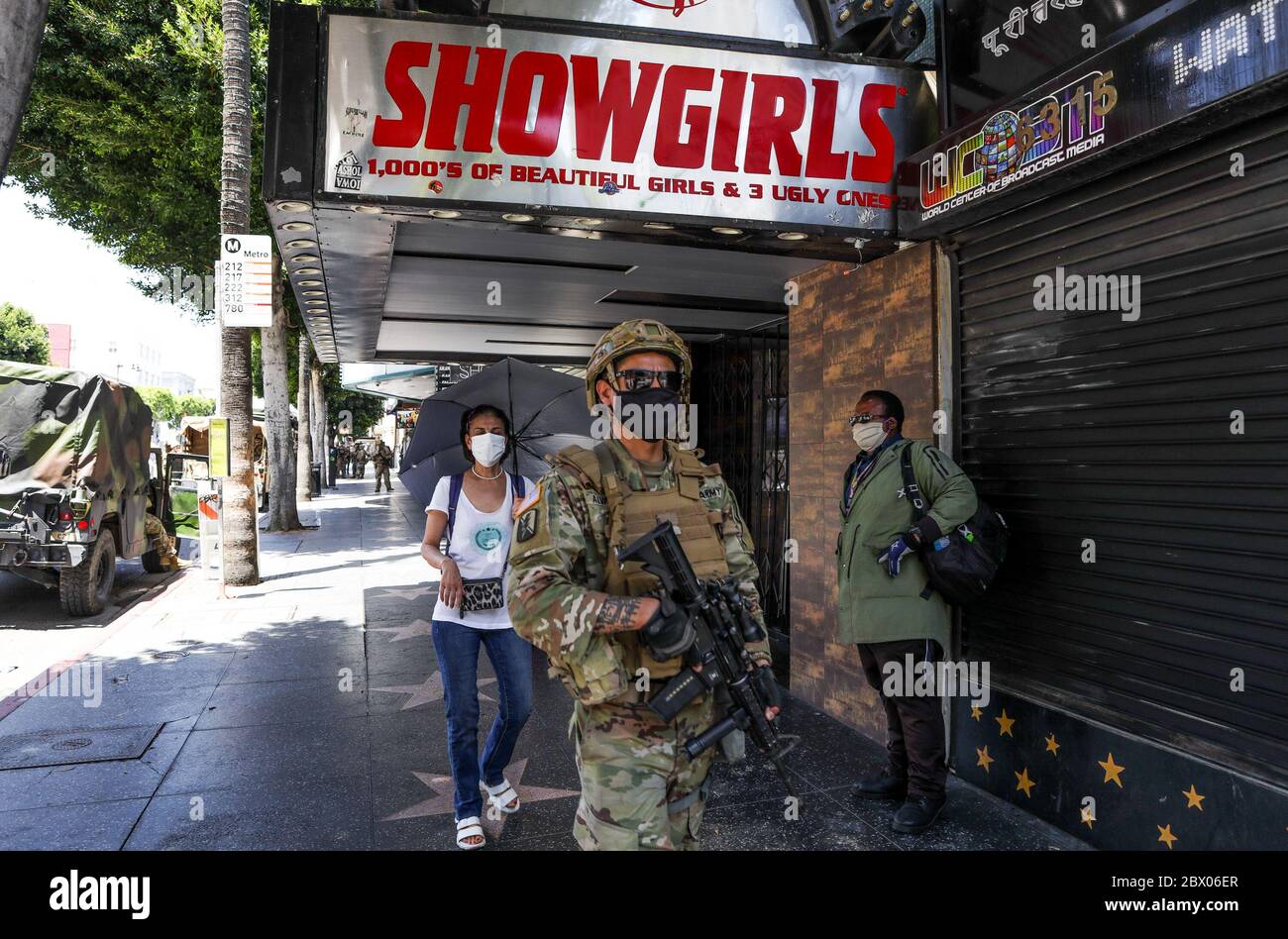 Hollywood, Kalifornien, USA. Juni 2020. Die US-NATIONALGARDE patrouilliert Hollywood Blvd. Nach einem George Floyd Protest Credit: Alexander Seyum/ZUMA Wire/Alamy Live News Stockfoto