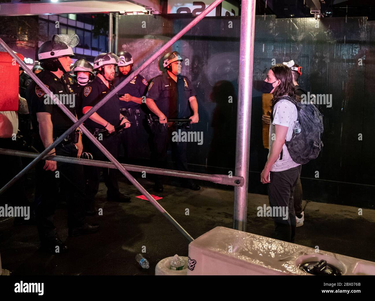 New York, NY - 3. Juni 2020: Protestler konfrontiert Polizeibeamte, nachdem Verletzung der Ausgangssperre während COVID-19 Pandemie und Protest gegen die Ermordung von George Floyd in Manhattan stattgefunden hat Stockfoto