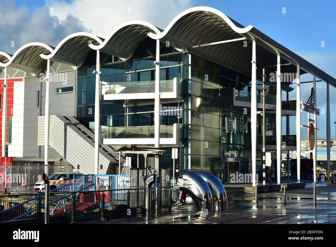 Bürogebäude des segelnden Emirates Team New Zealand an der Küste von Auckland. Stockfoto