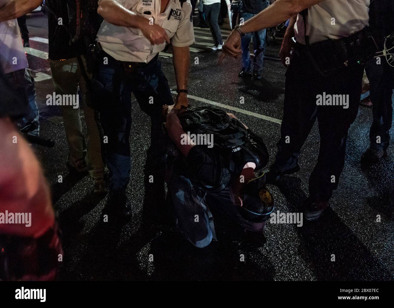 New York, NY - 3. Juni 2020: Demonstranten wurden verhaftet, nachdem während der COVID-19-Pandemie und des Protests gegen die Ermordung von George Floyd in Manhattan eine Sperrstunde stattgefunden hatte Stockfoto